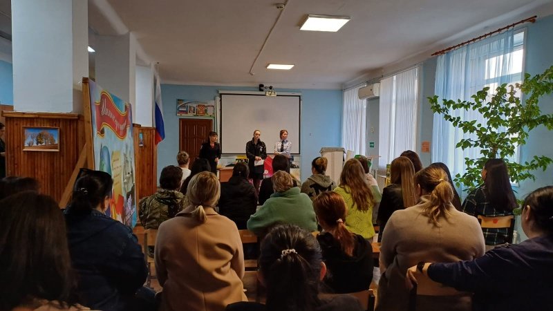 Наримановские и ахтубинские полицейские приняли участие в родительских собраниях